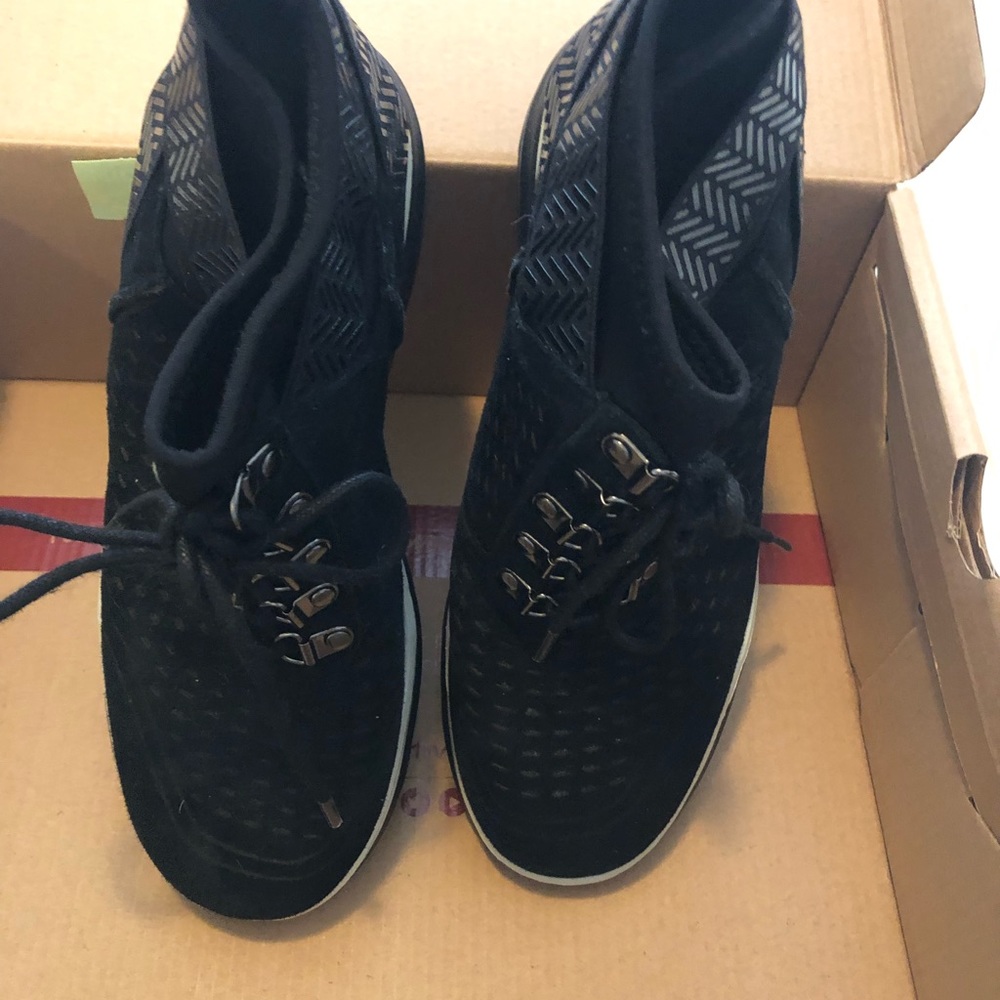 Jambu offbeat-encore solid black size 6 never worn like new.